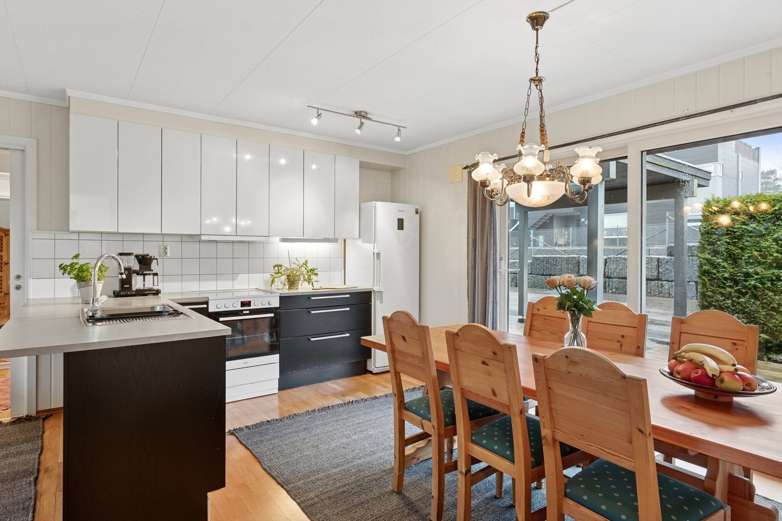 Kjøkkenet er utstyrt med en moderne, malt kjøkkeninnredning og en slitesterk laminat benkeplate med nedfelt benkebeslag og to kummer. Galleribilde
