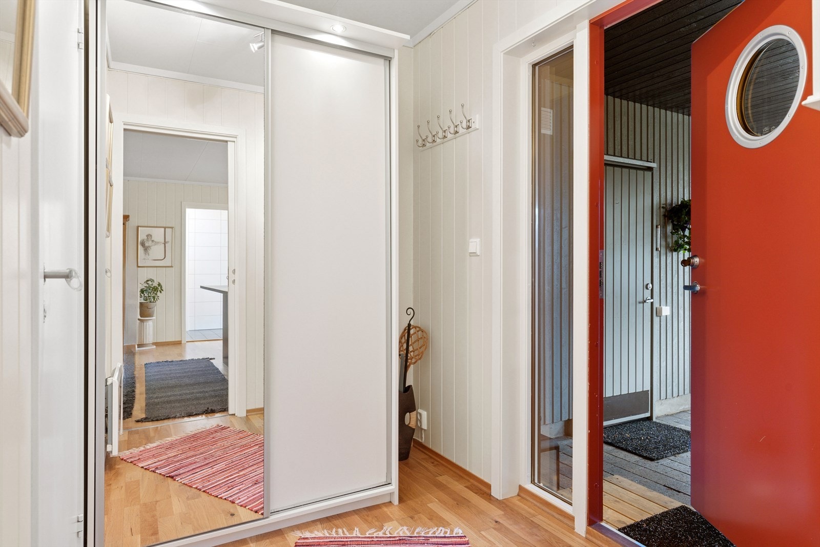 Man blir ønsket velkommen i en lys gang med parkett på gulvet. Det er god plass til garderobeskap. Galleribilde