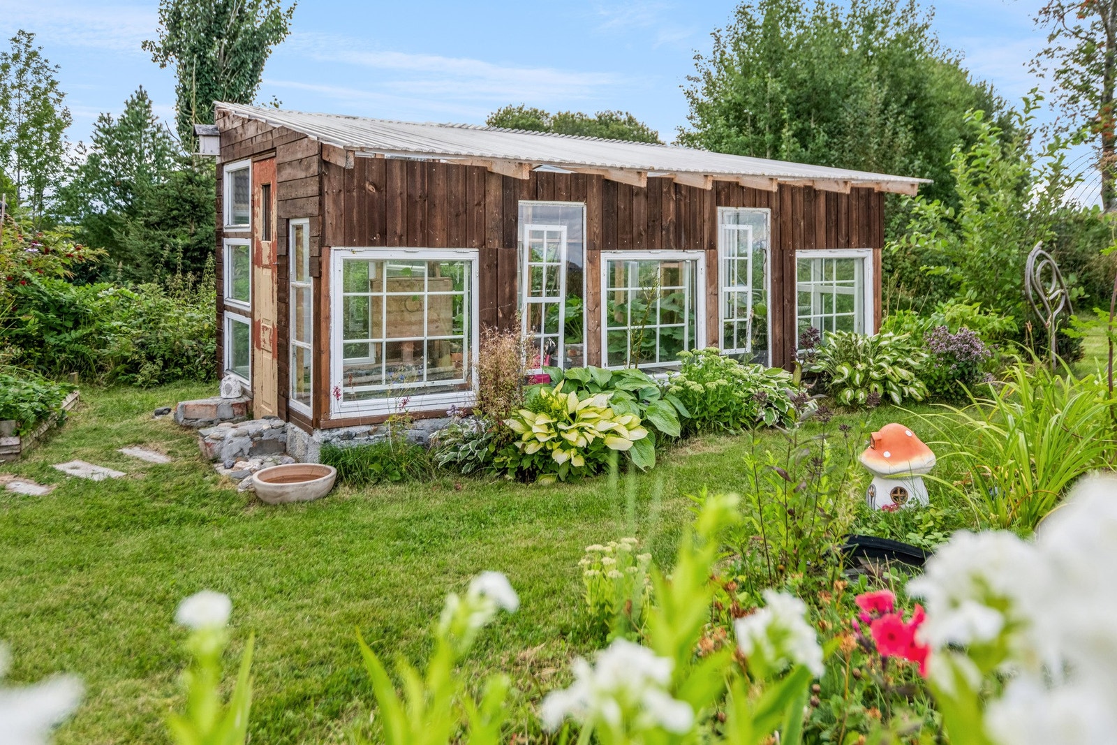 Drivhuset har god plass til å dyrke flere ulike grønnsaker. Galleribilde