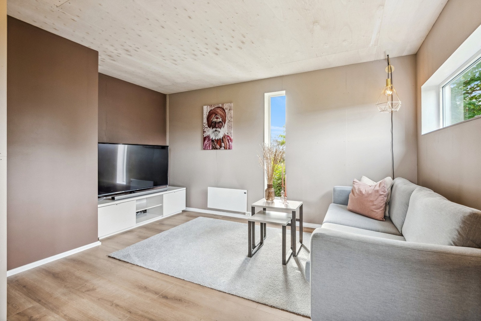 1 etasjen har kryssfiner i himling og laminatgulv. Overflatene har moderne preg. Galleribilde