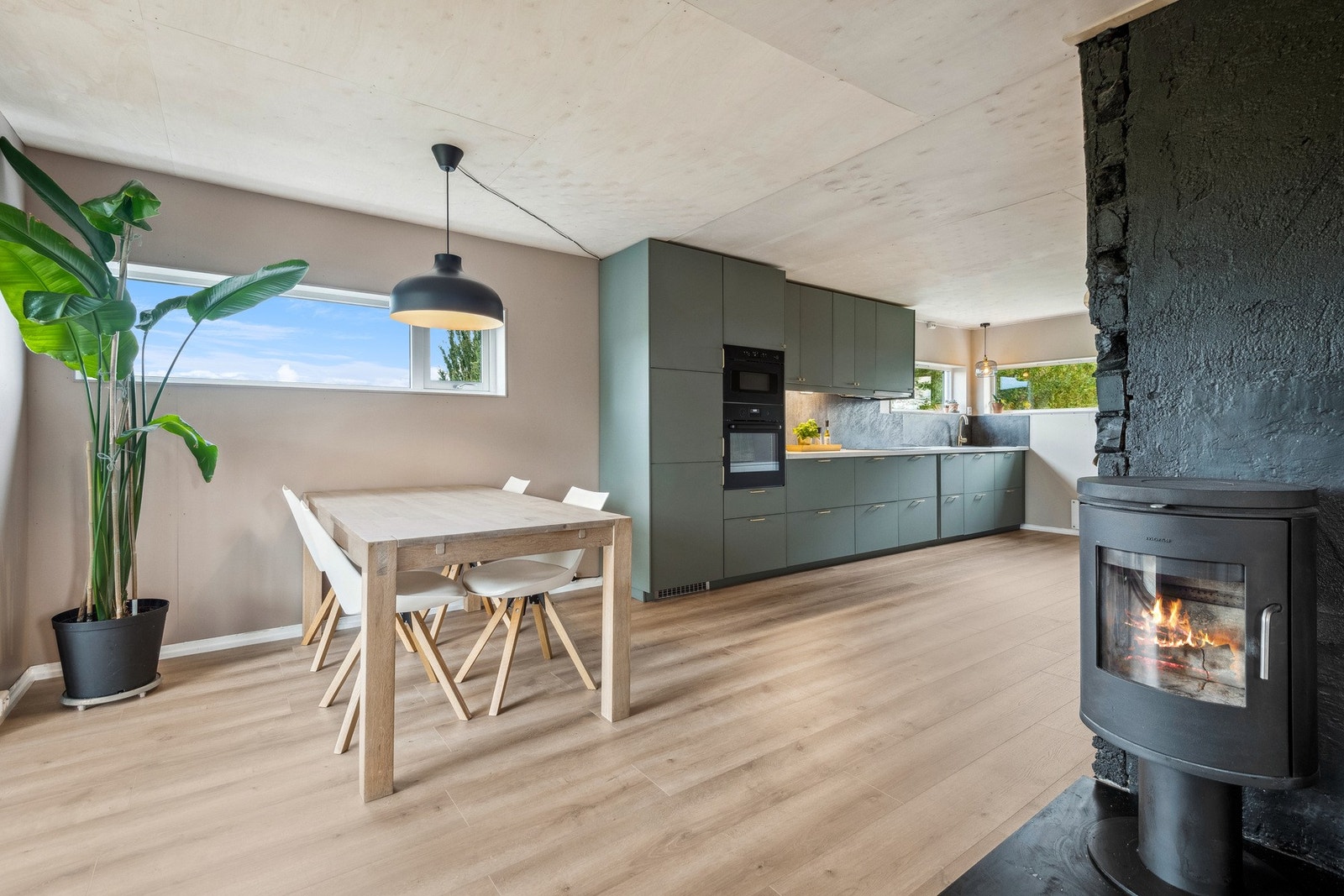 Boligen har vedfyring som gir godt med varme på kalde dager. Galleribilde