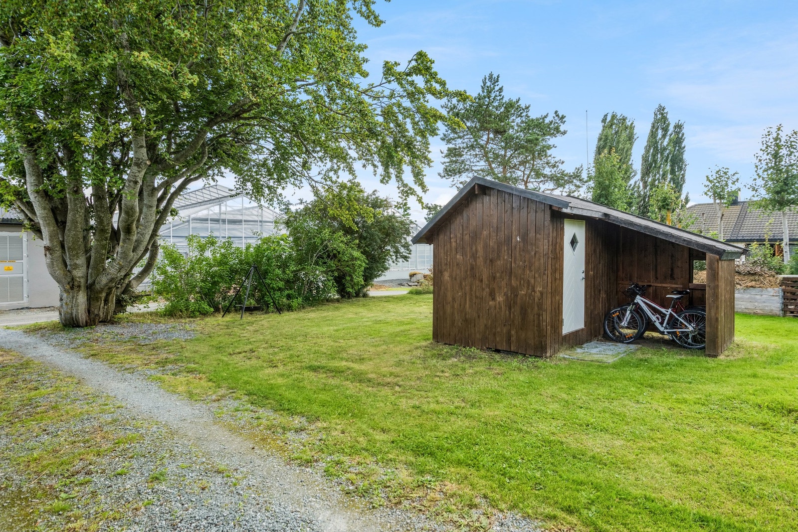 Praktisk bod med sykkelparkering. Galleribilde