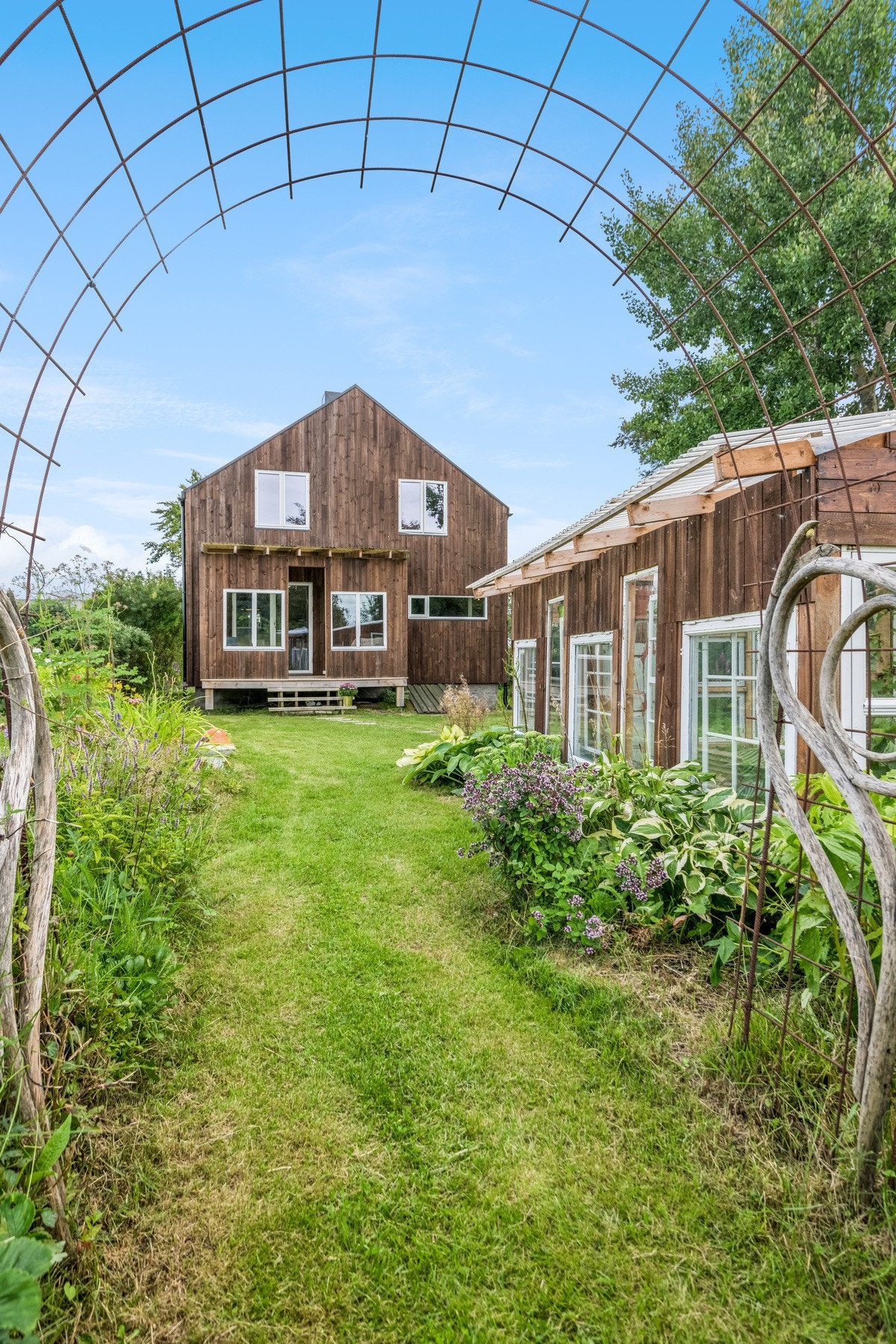 Boligen har et drivhus hvor man kan dyrke grønnsaker, samt en pent opparbeidet hage med planter og bær. Galleribilde