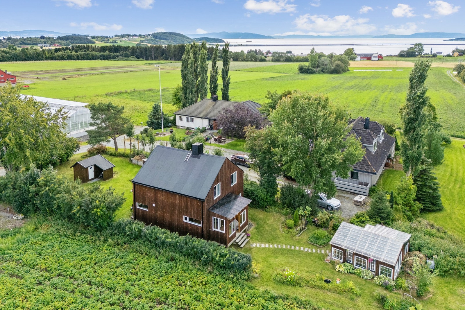 Velkommen til Logtunvegen 69! Enebolig oppgradert de senere årene både utvendig og innvendig. Sjarmerende hage med drivhus. Foto: EFKT (Hamish Grey) Galleribilde
