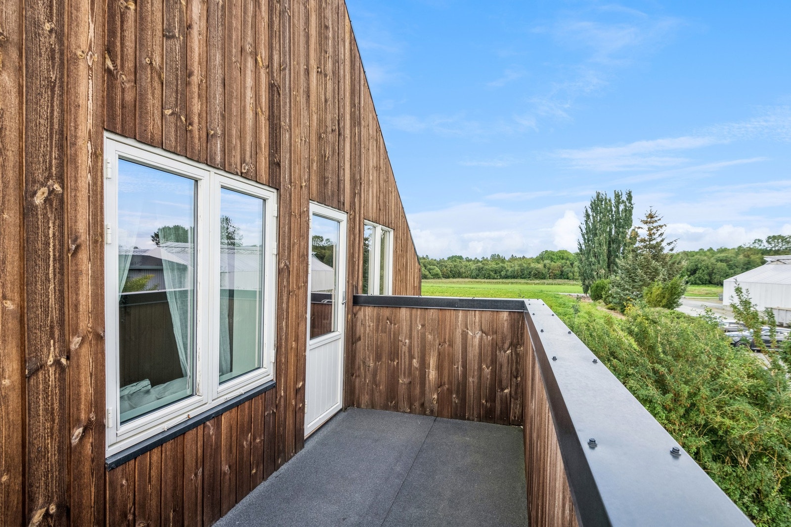 Fra soverommet har man en sørvendt balkong hvor man kan nyte finværsdager. Galleribilde