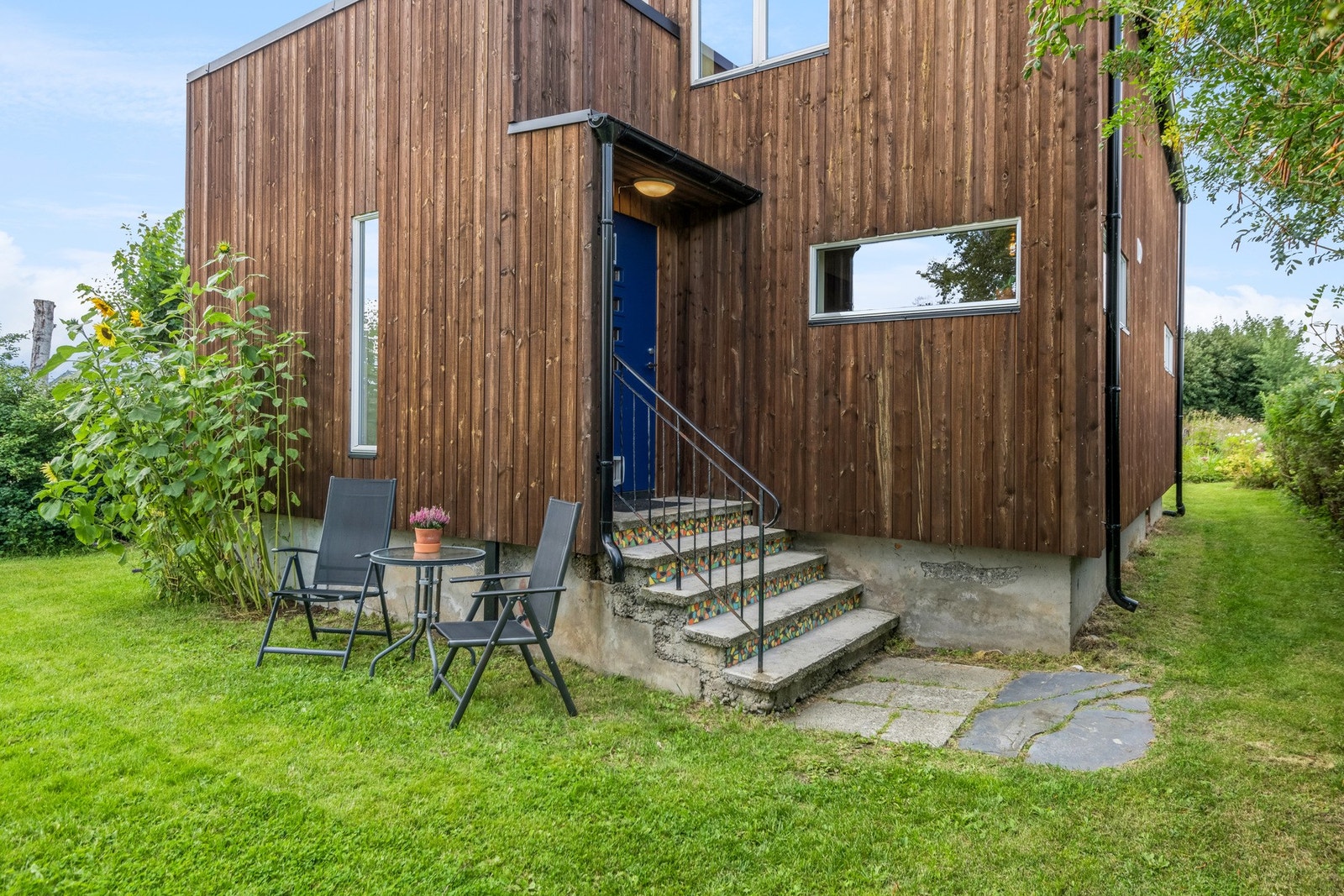 Boligen er utvendig oppgradert i 2020 med ny kledning, etterisolering, vindu, ytterdør og taktekking. Galleribilde