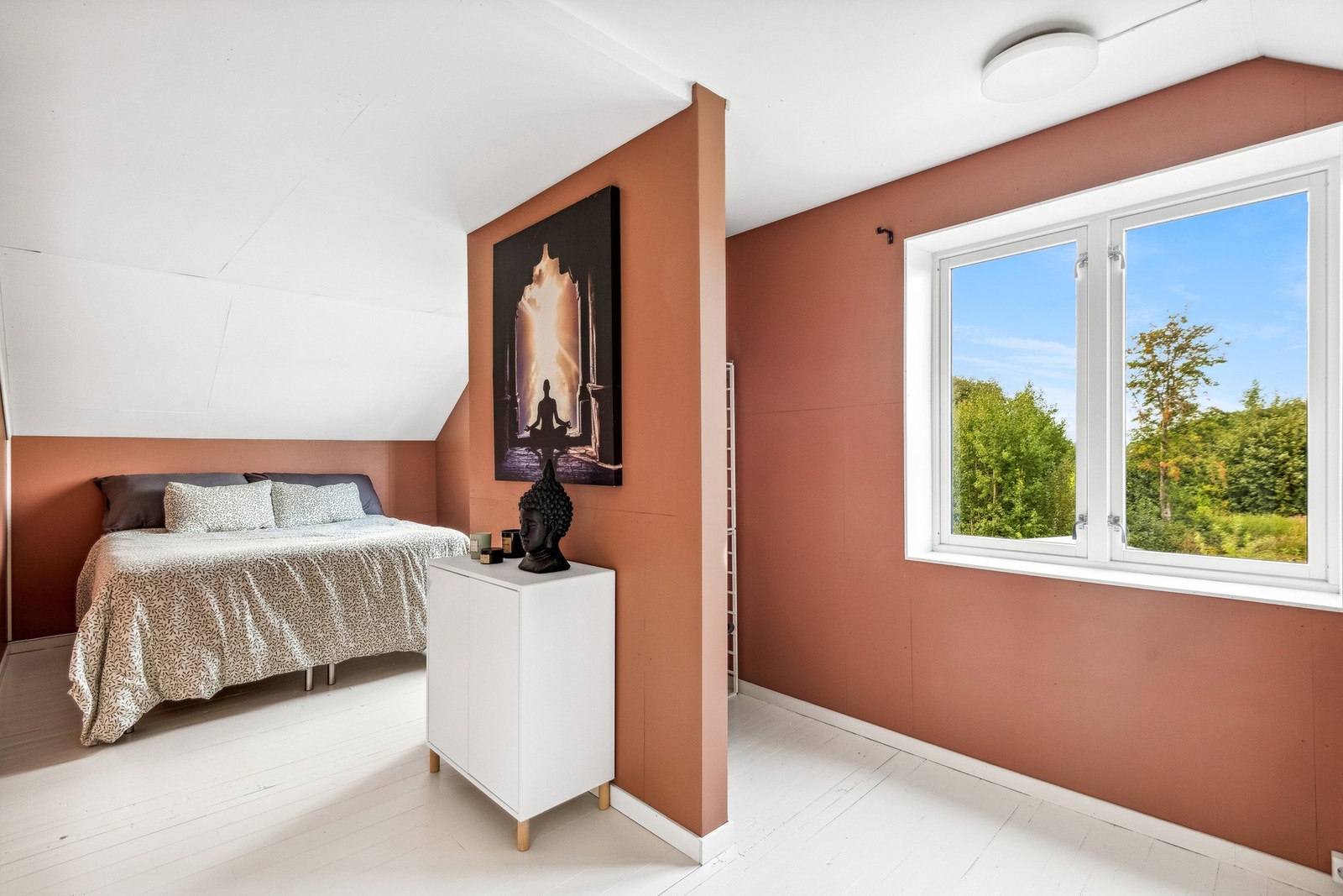 Soverom 2 har godt med lys inn og en praktisk krok for garderobeløsning. Galleribilde