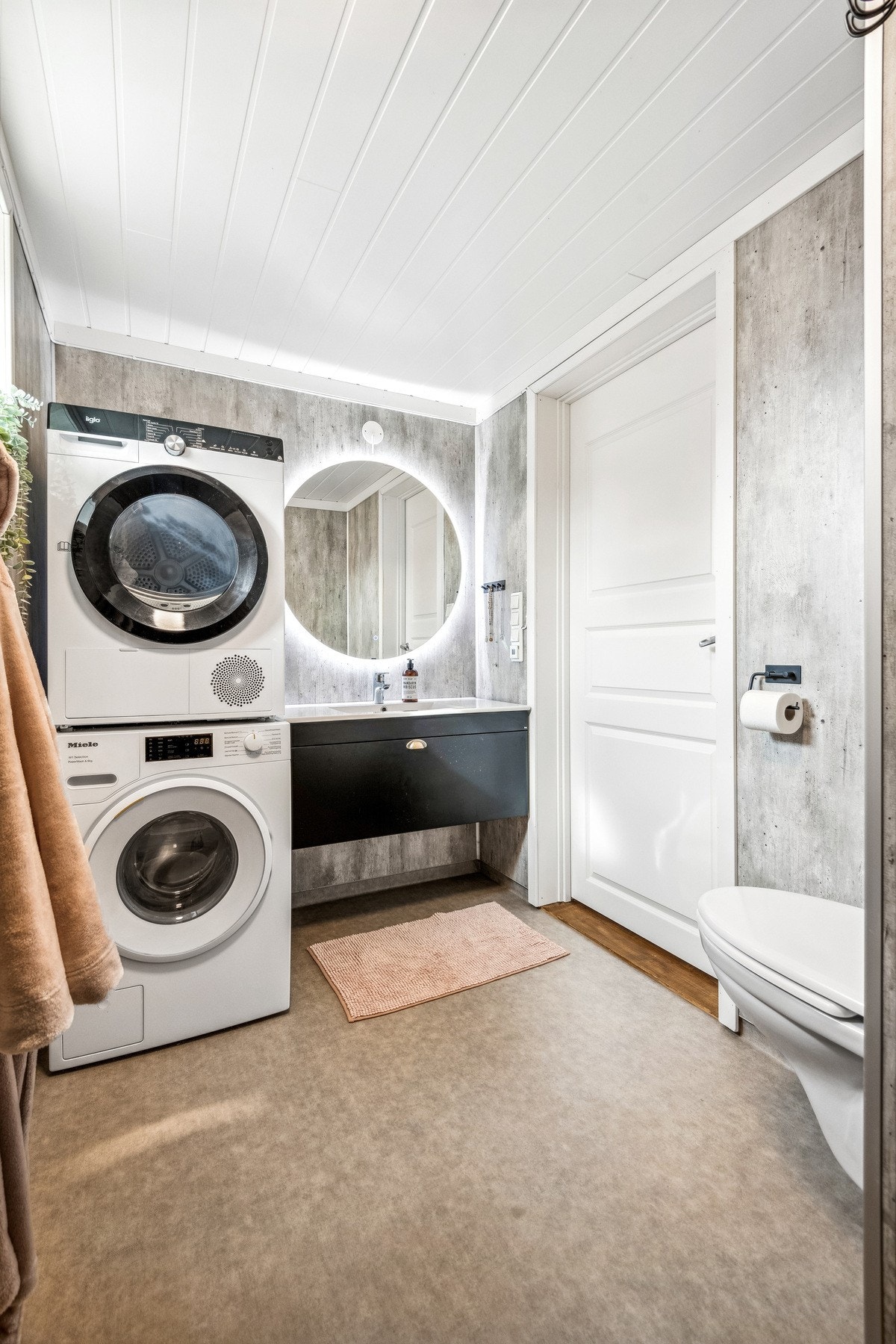 Det er opplegg for vaskemaskin inne på badet. Galleribilde