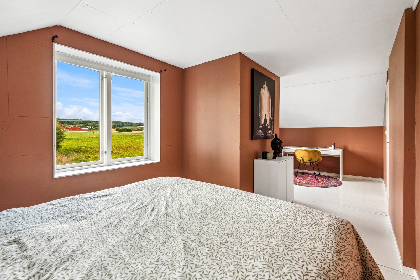 Soverom 2 er også romslig og har god plass til både dobbeltseng og kontorpult. Galleribilde