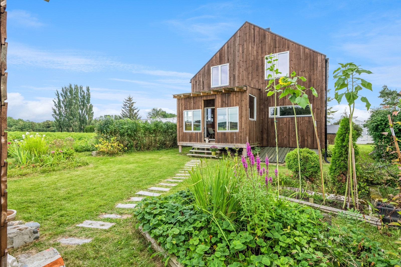Eneboligen ligger skjermet til i flotte og landlige omgivelser på Frosta. Galleribilde