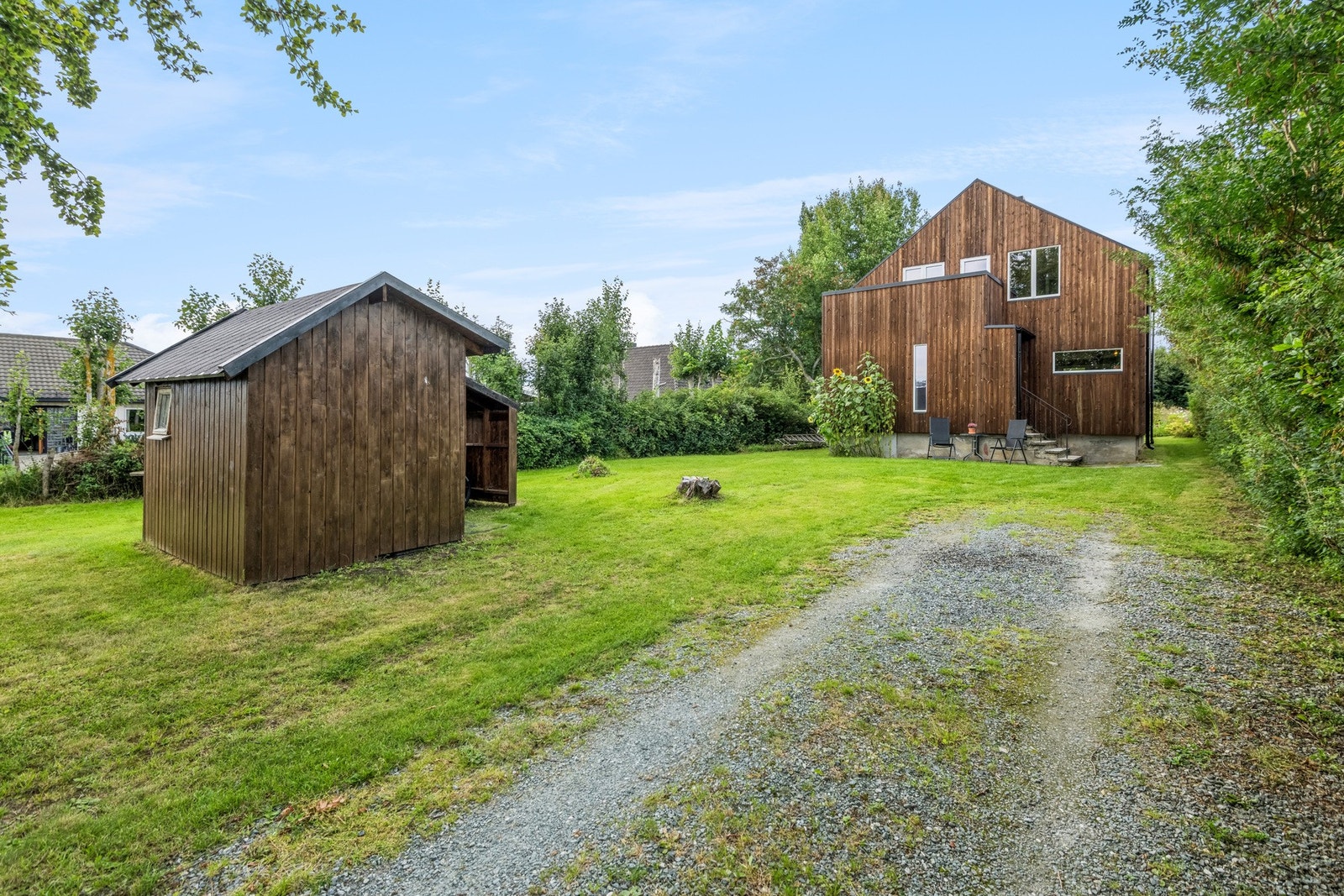 Eiendommen er fint skjermet med hekker på flere sider. Galleribilde