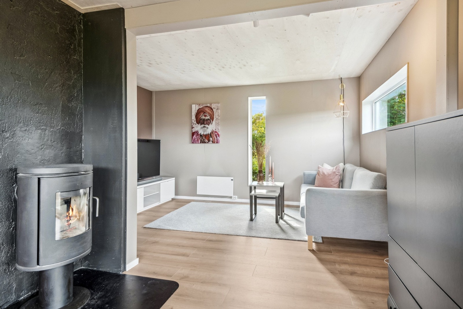 Åpen stue/ kjøkkenløsning skaper en god atmosfære. God med lys inn fra 4 alle sider. Galleribilde