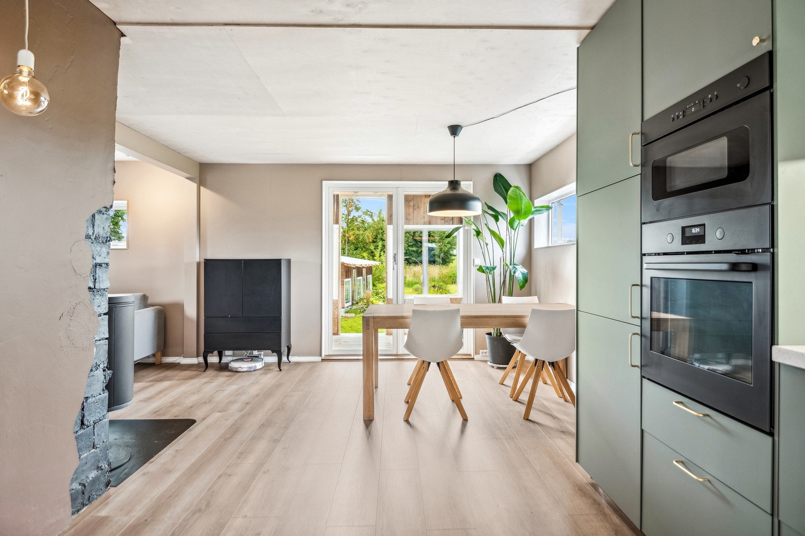 Stuen har god plass til spisegruppe foran verandadøren, samt en skjermet og trivelig TV-krok ved vedovnen. Galleribilde