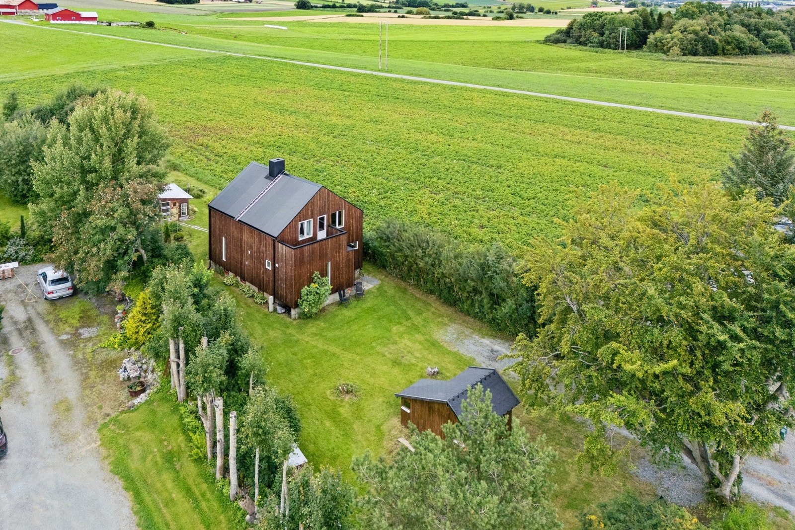 Boligen ligger skjermet og idyllisk til midt i nydelig Frostalandskap. Galleribilde