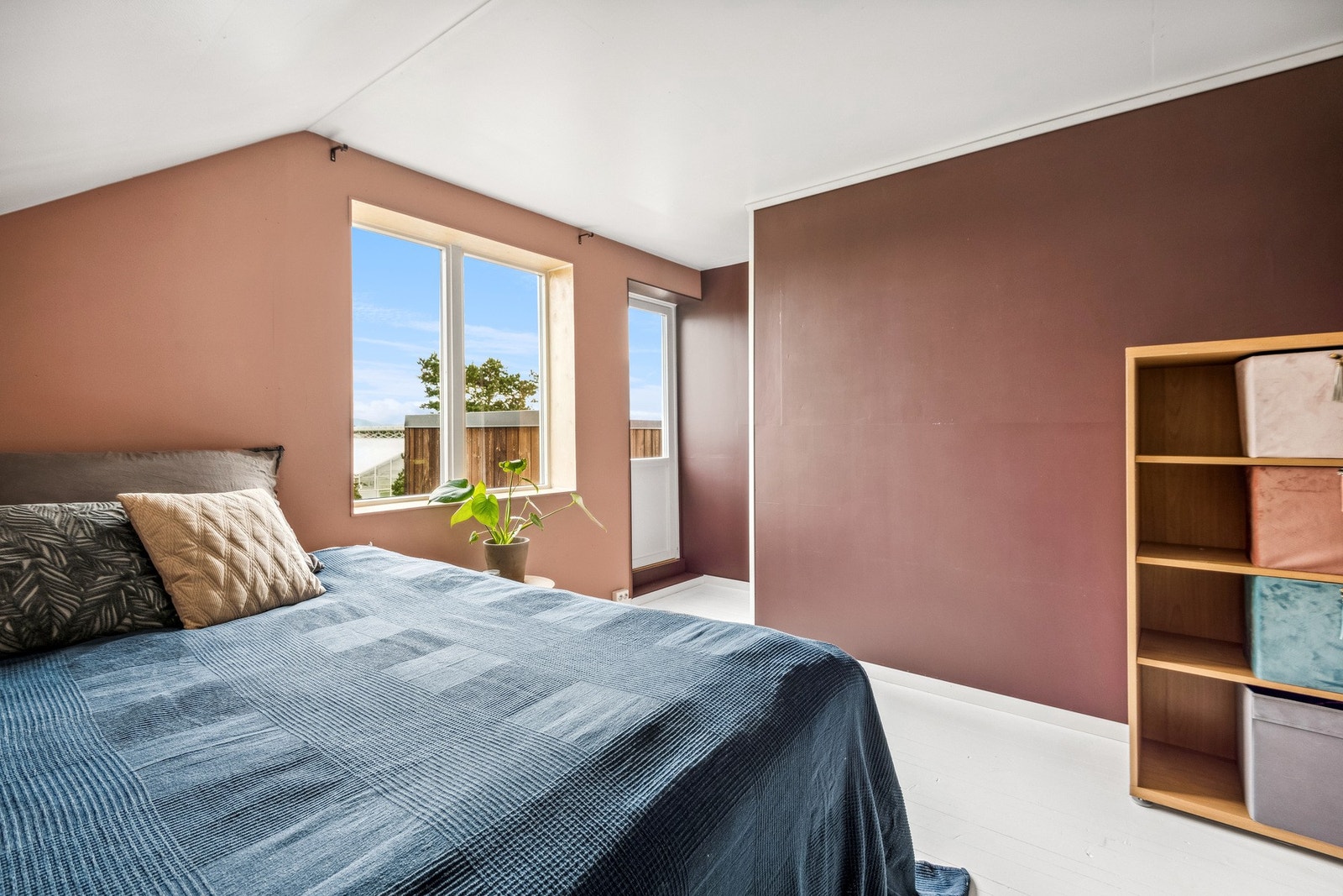 Soverom 1 har god plass til dobbeltseng og garderobeløsning og utgang til balkong. Galleribilde