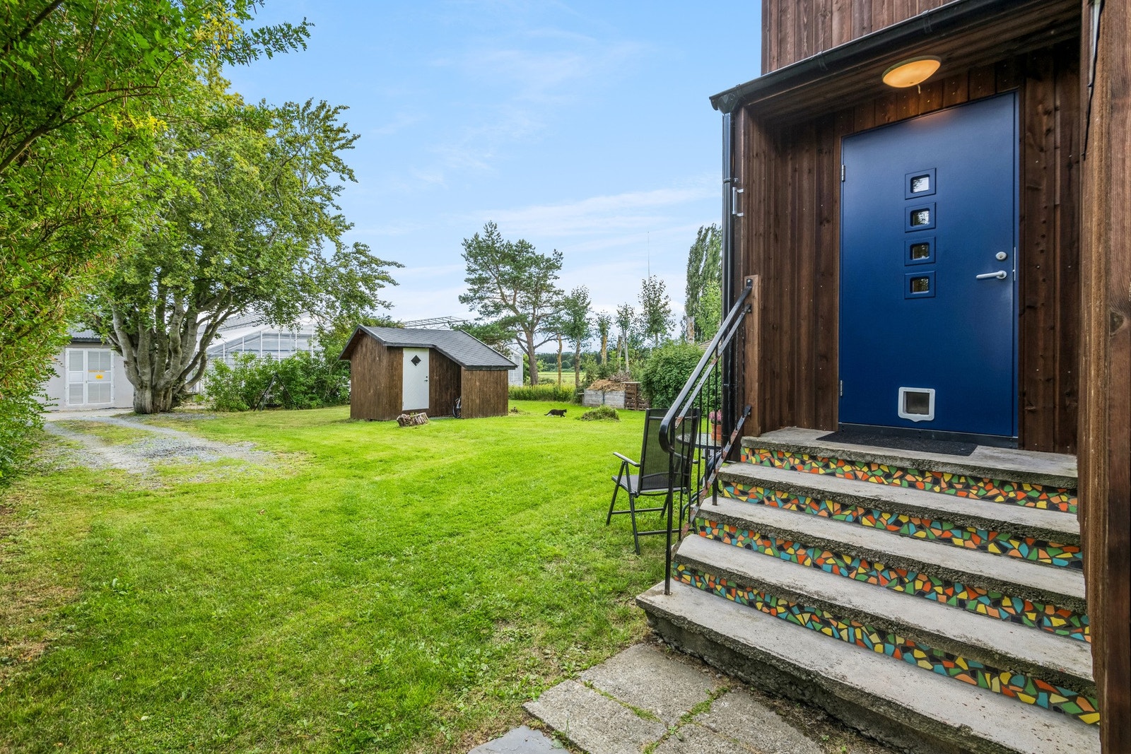 Det er godt med plass i hagen, både på baksiden og fremsiden. Galleribilde