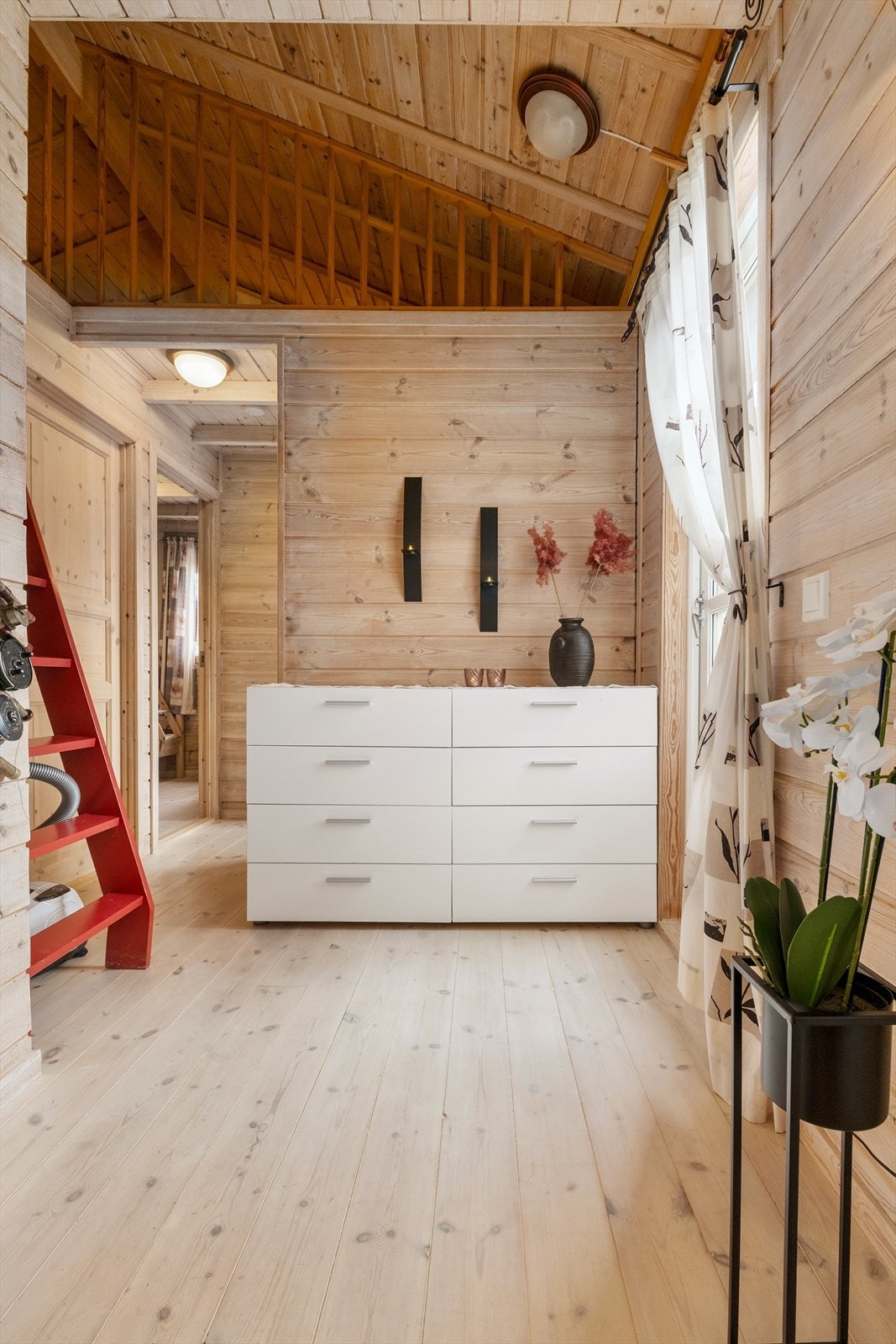 Frå gangen er det tilkomst til hems Galleribilde