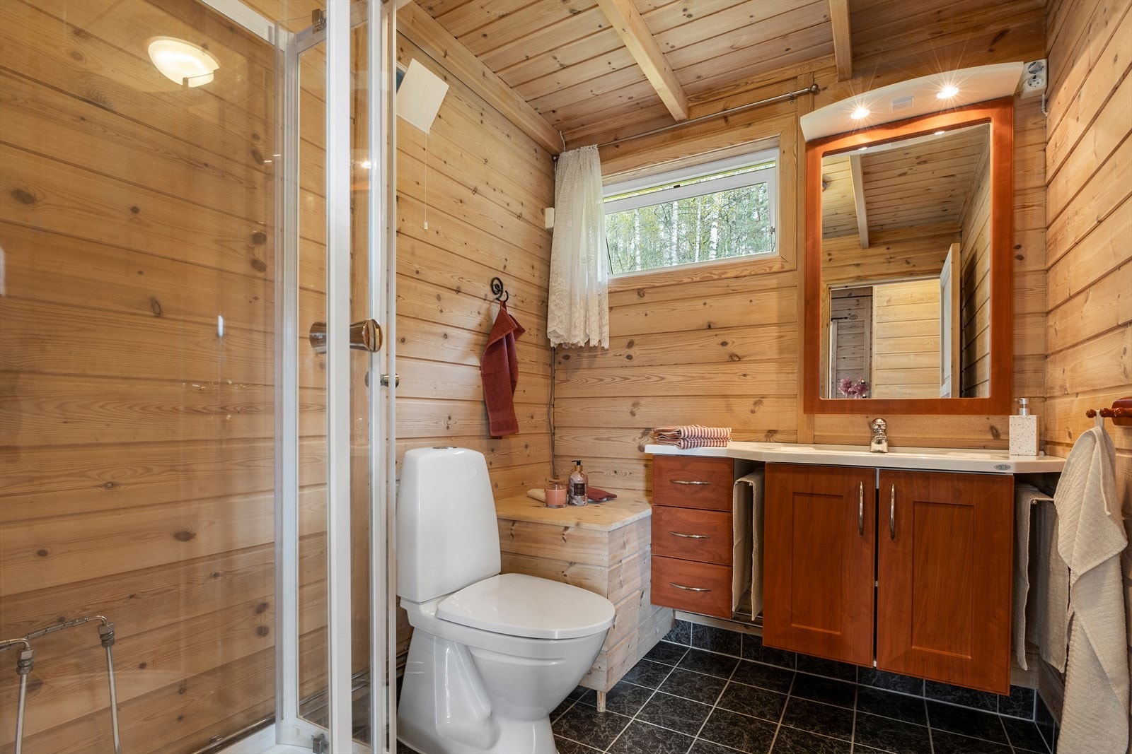 Bad med dusjkabinett, toalett og baderomsinnreiing Galleribilde