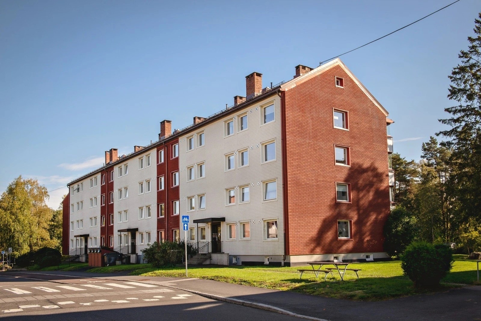 Boligen har en meget sentral, men samtidig skjermet beliggenhet i et attraktivt og barnevennlig boligområde på Oppsal. Galleribilde