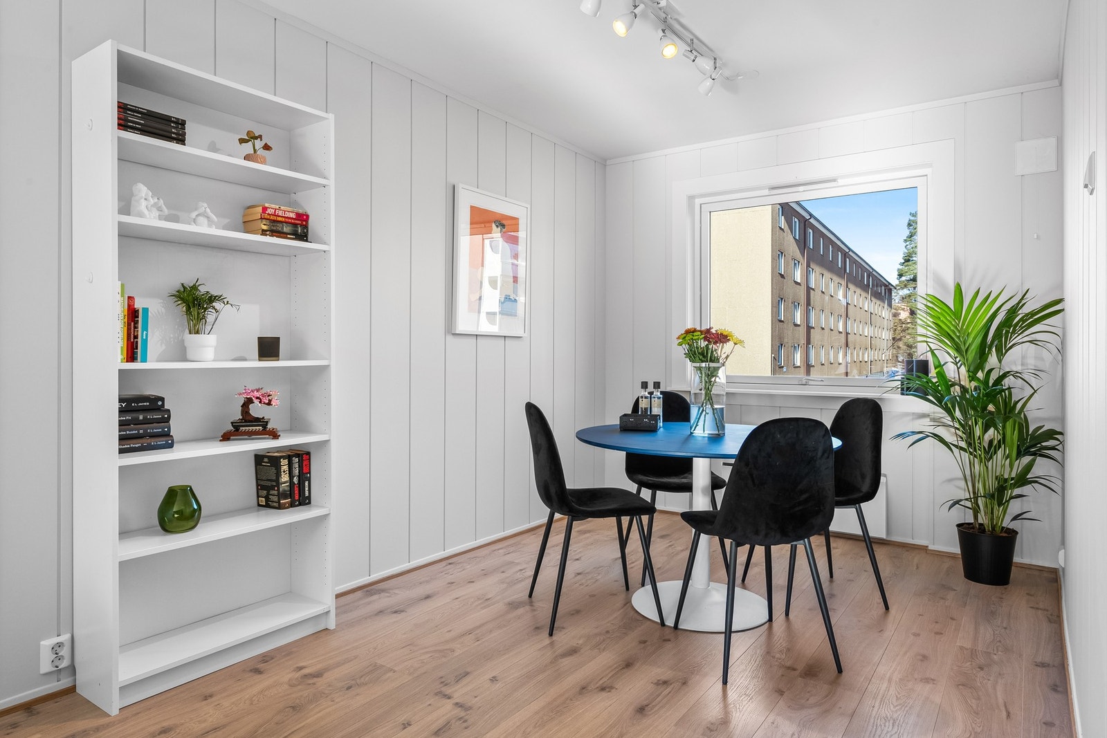 Det passer utmerket å innrede med et spisebord i egen sone. Dagslyset gir en god romfølelse. Her kan det ved behov etableres et tredje soverom. Galleribilde