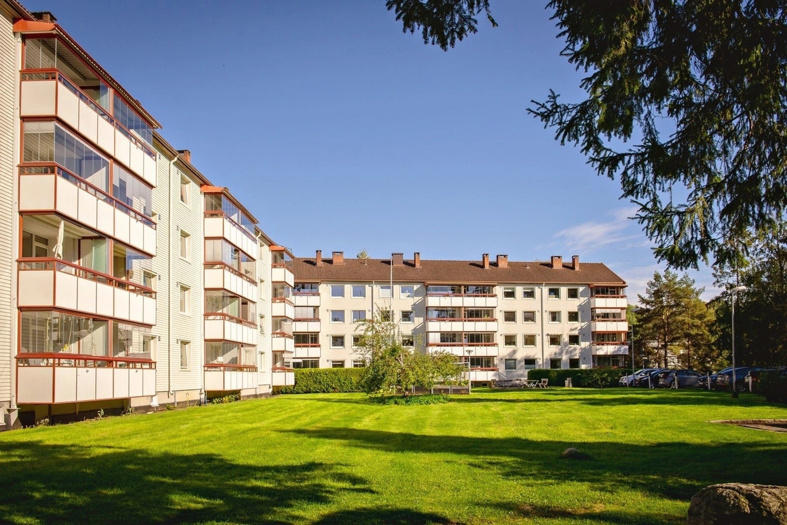 Leiligheten ligger fint plassert i andre etasje, og vender ut mot store, grønne fellesarealer. Galleribilde