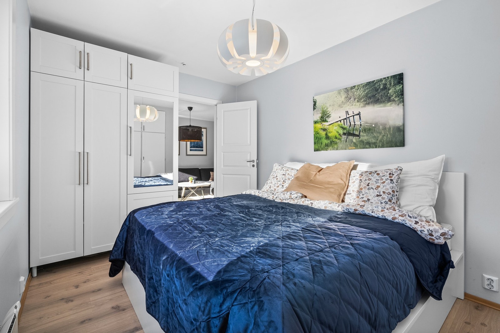 Hovedsoverommet er av god størrelse med plass til dobbeltseng og nattbord. Det er godt med lagring i store garderobeskap. Galleribilde