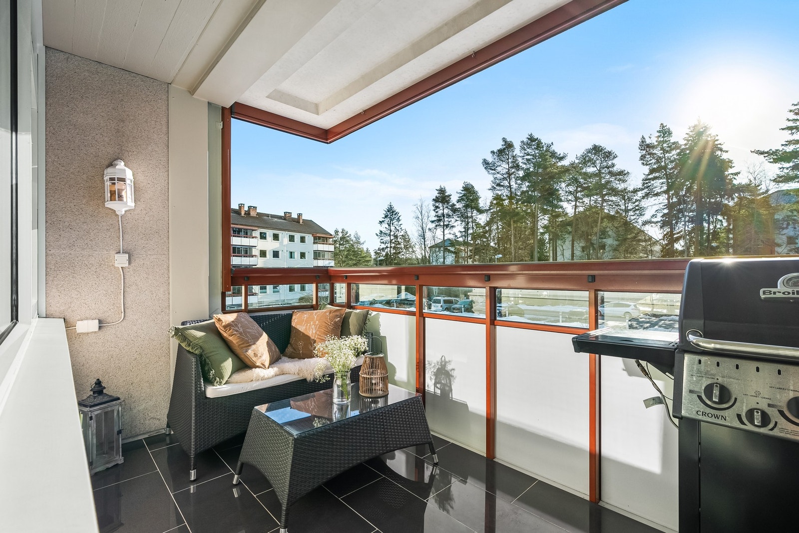 Fra stuen er det utgang til en innglasset, sydvendt balkong på ca. 7 kvm med gode solforhold. Innglassingen kan skyves til side slik at solen slipper inn. Galleribilde