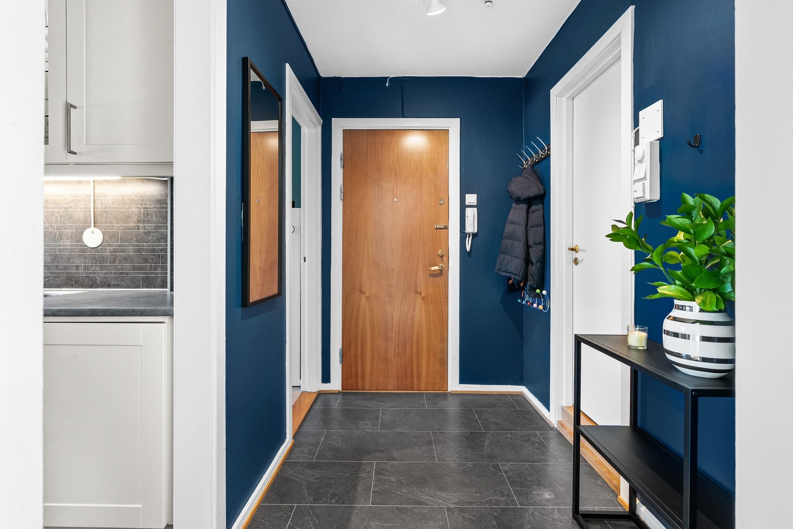 I entreen er det fin plass til knaggrekke og skohyller, og ved inngangsdøren er det montert dørcalling med åpner. Galleribilde