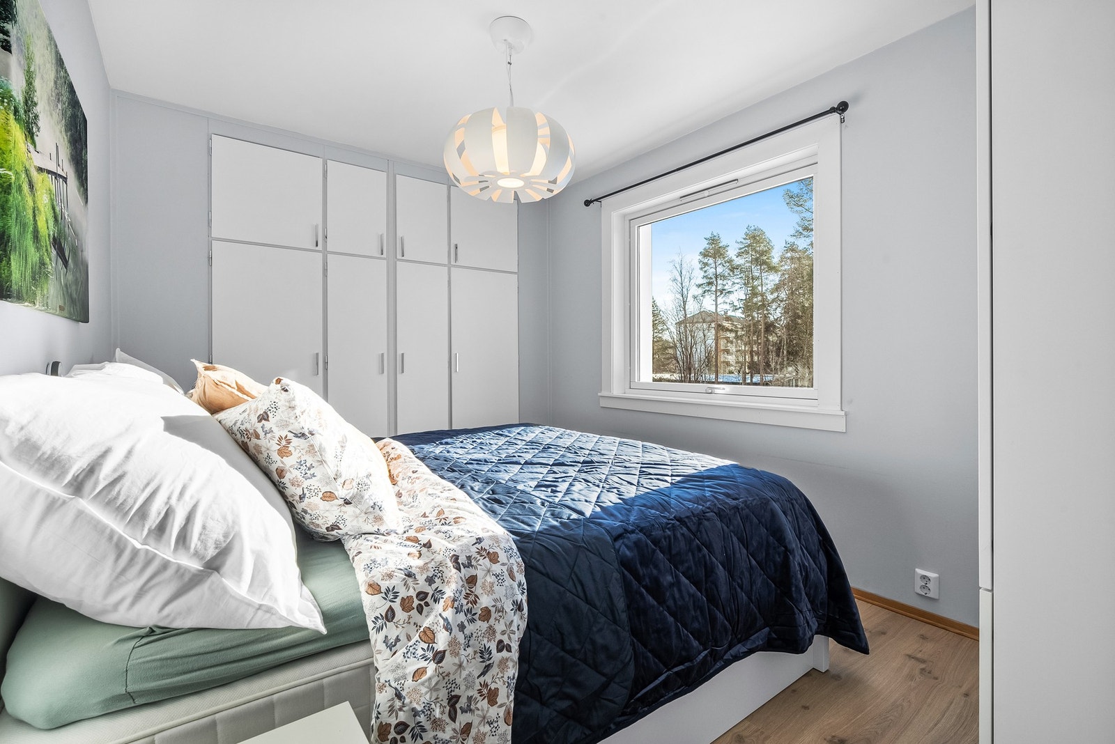 Leiligheten har to gode soverom - det største vendt mot syd og det minste vendt mot nord. Galleribilde