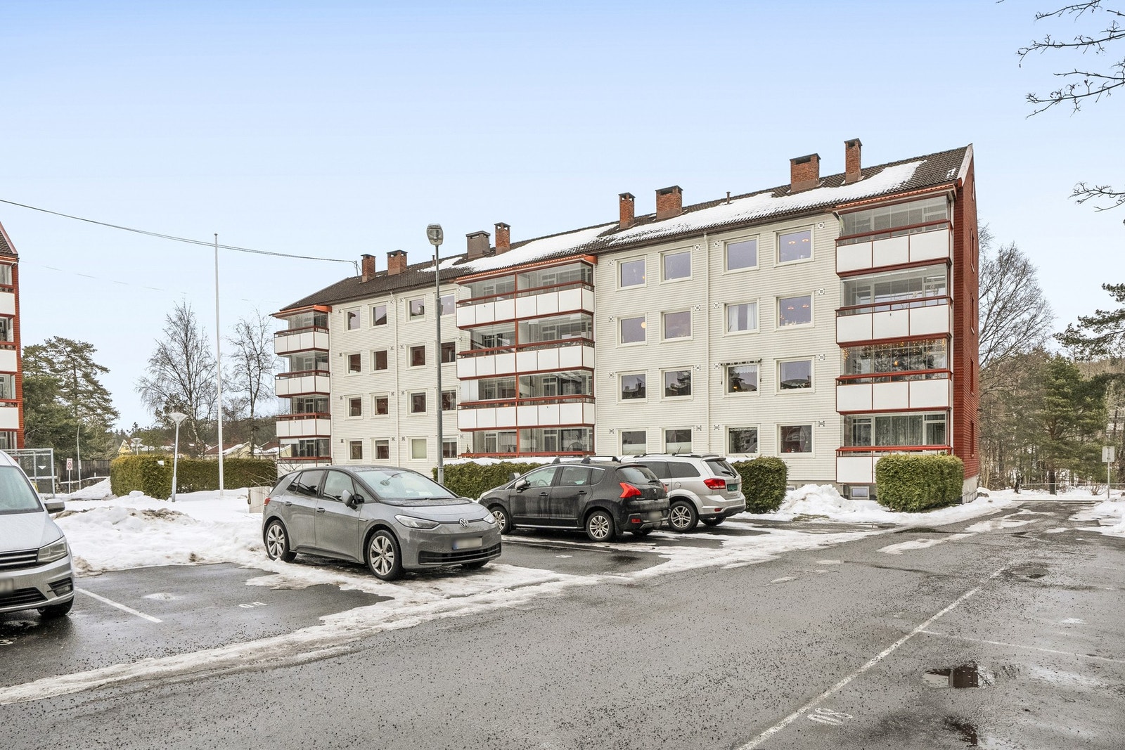 Borettslaget har 79 parkeringsplasser for leie etter venteliste. Ifølge styreleder er det ca. 3 måneders ventetid. Flere av plassene er også klartgjort for elbil-lading. Galleribilde