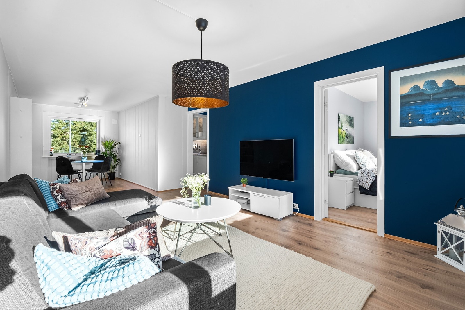 Det er pipeløp i stuen med mulighet for montering av ildsted. Pipeløpene ble rehabilitert i regi av brl. i 2017. Galleribilde