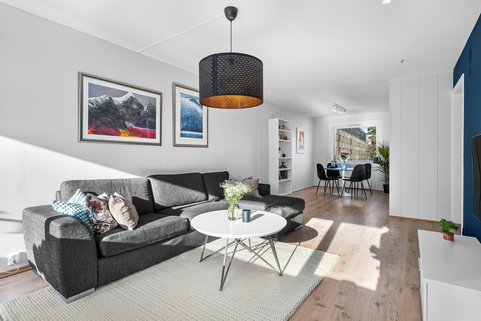 Solbergliveien 113 er en pen, romslig 3(4)-roms med gjennomgående planløsning i andre etasje. Galleribilde