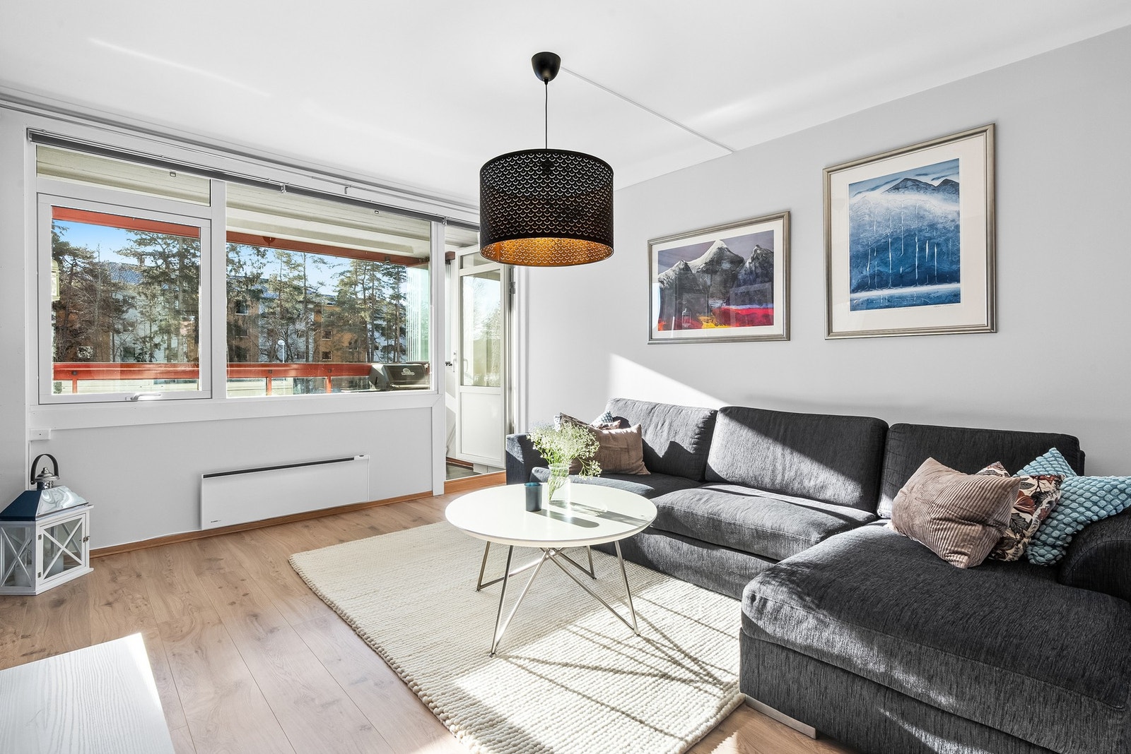 Stuen oppleves som luftig og innbydende, og får godt med naturlig lysinnslipp. Vinduene og balkongdøren ble skiftet i 2017 i regi av brl. Galleribilde