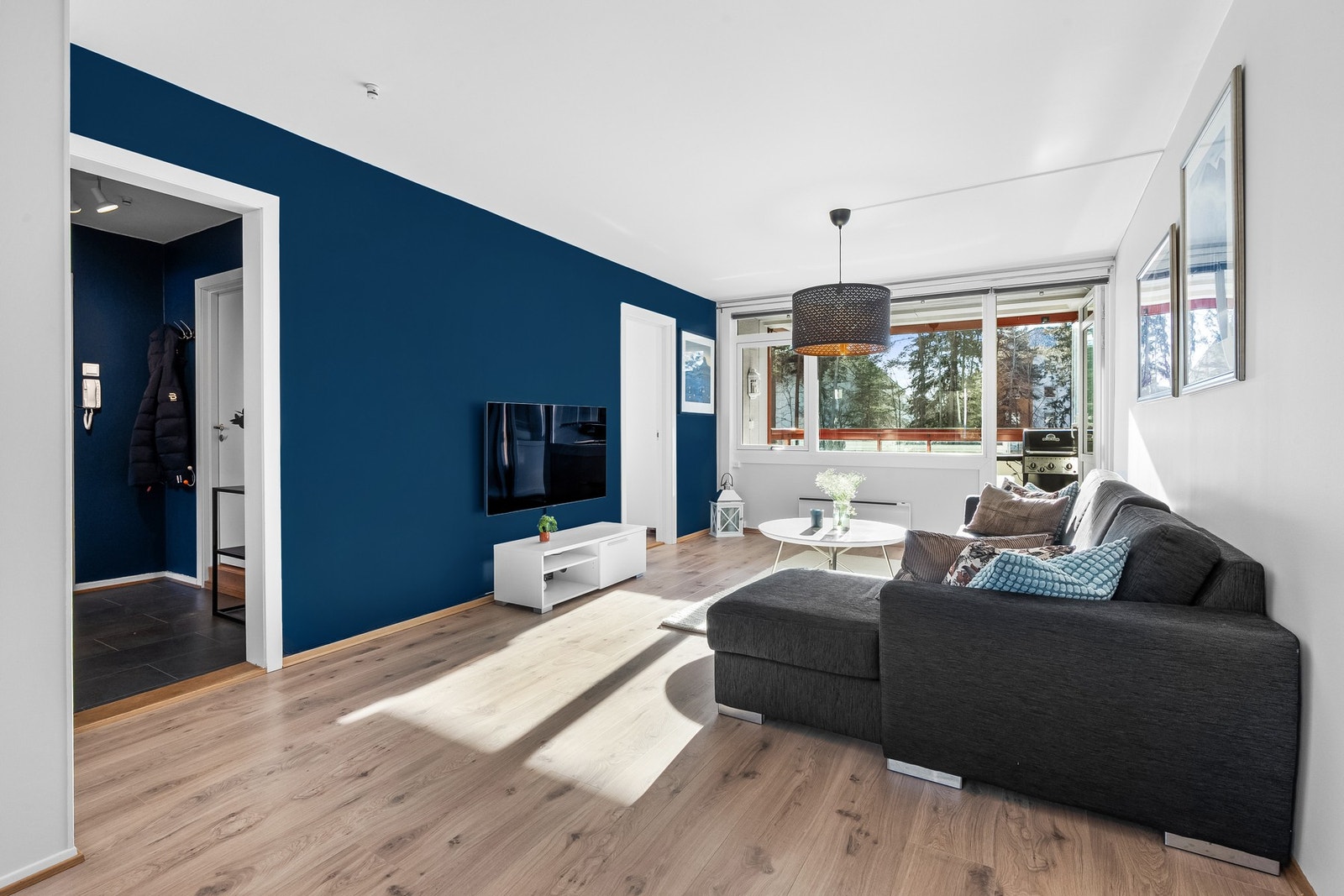 I stuen er det god plass til både sofagruppe, tv-/mediastasjon og spisebord. Fibernett fra Telenor i borettslaget. 1000Mbps hastighet er inkludert i felleskostnadene. Galleribilde