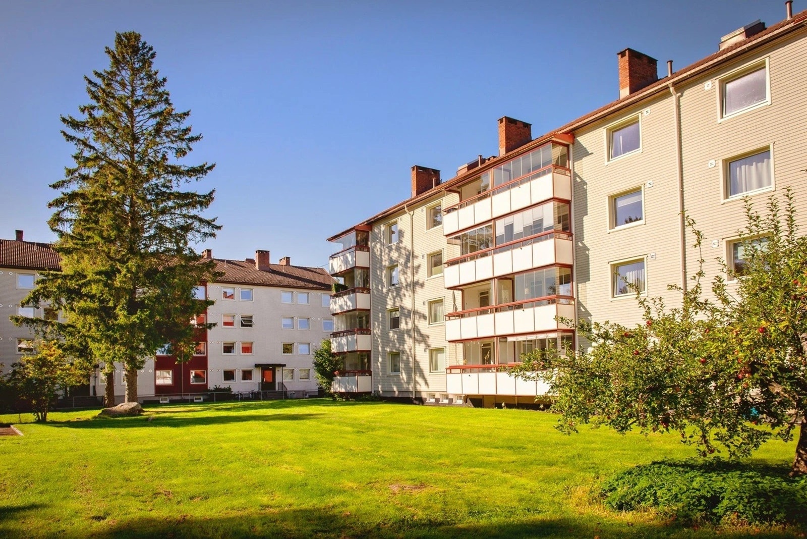 Borettslaget ligger i et hyggelig område og til glede for de minste er det også etablert flere lekeplasser i nærmiljøet. Galleribilde