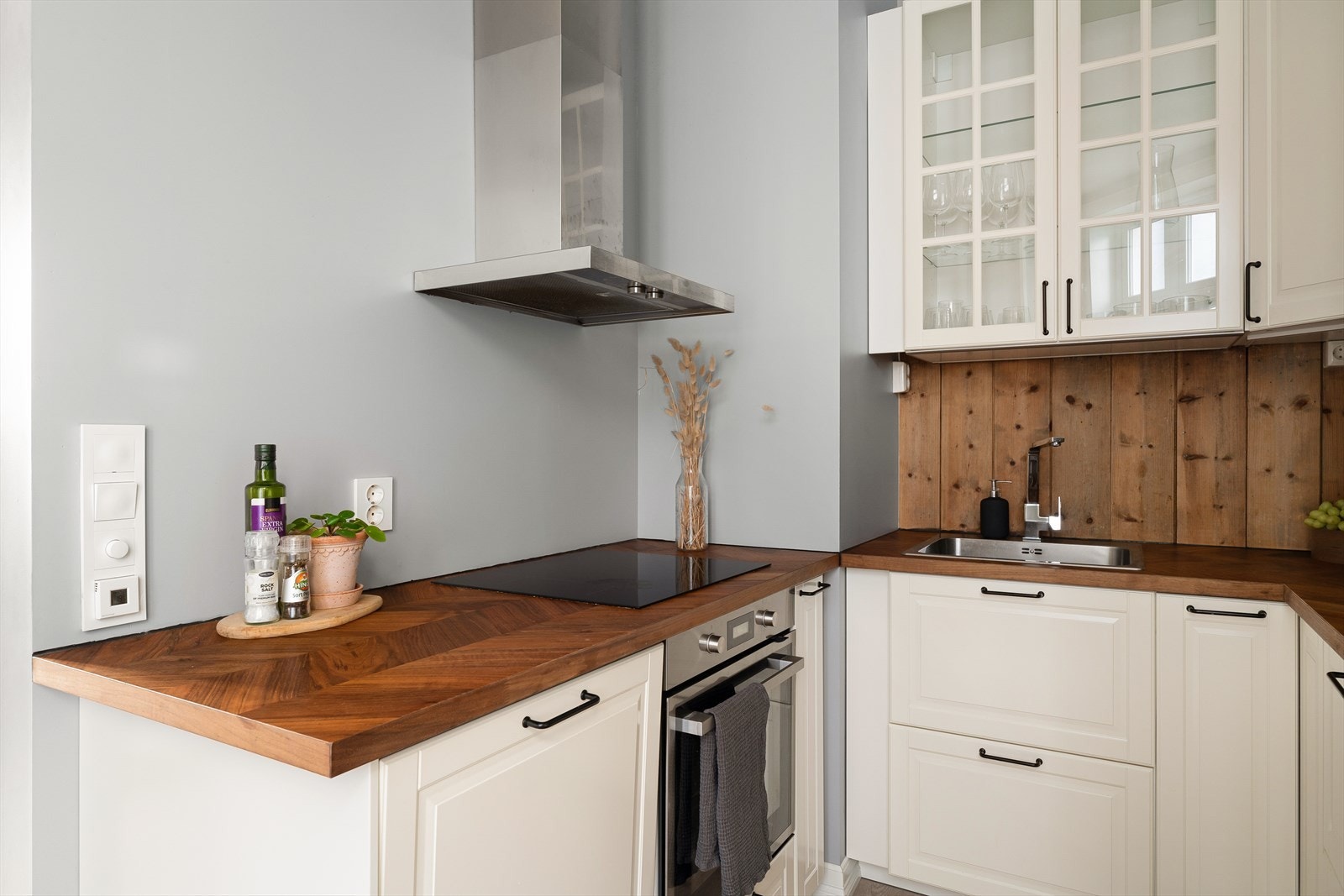 Det er rikelig med oppbevaringsplass i både skuffer og skap Galleribilde