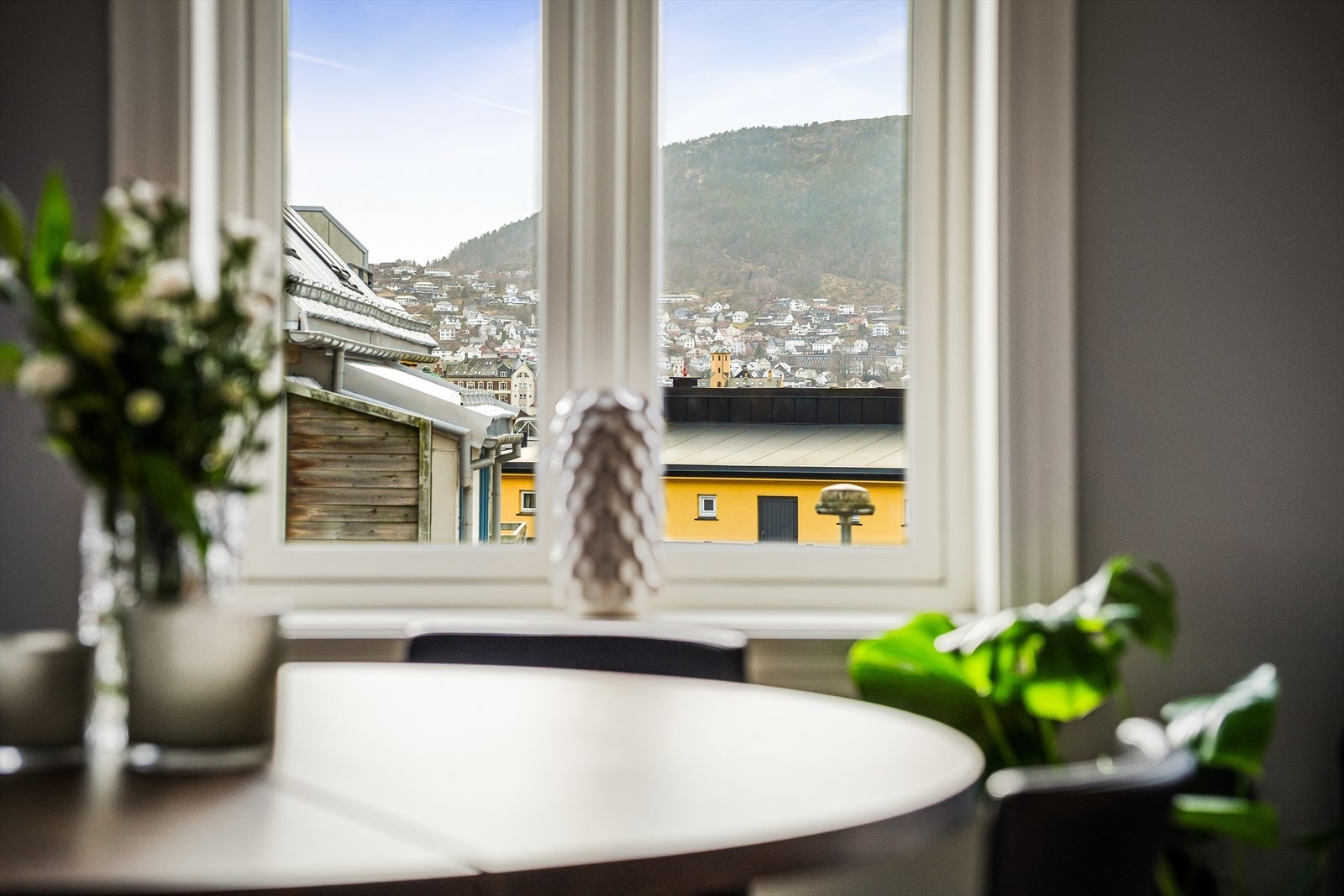 De store vinduene gir fin utsikt og gode lysforhold Galleribilde