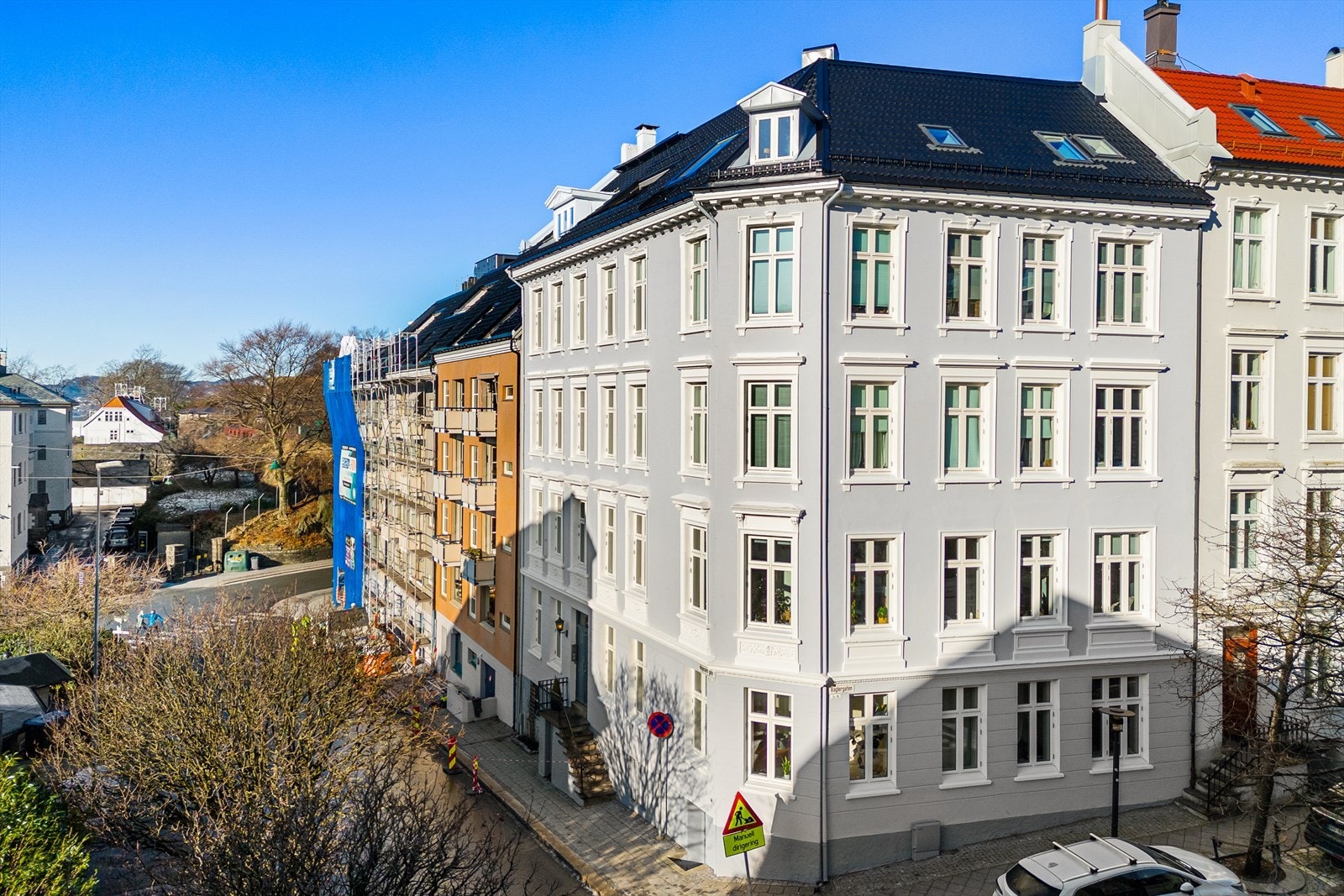 Leiligheten ligger fint plassert i byggets tredje etasje i en ærverdig bygård Galleribilde