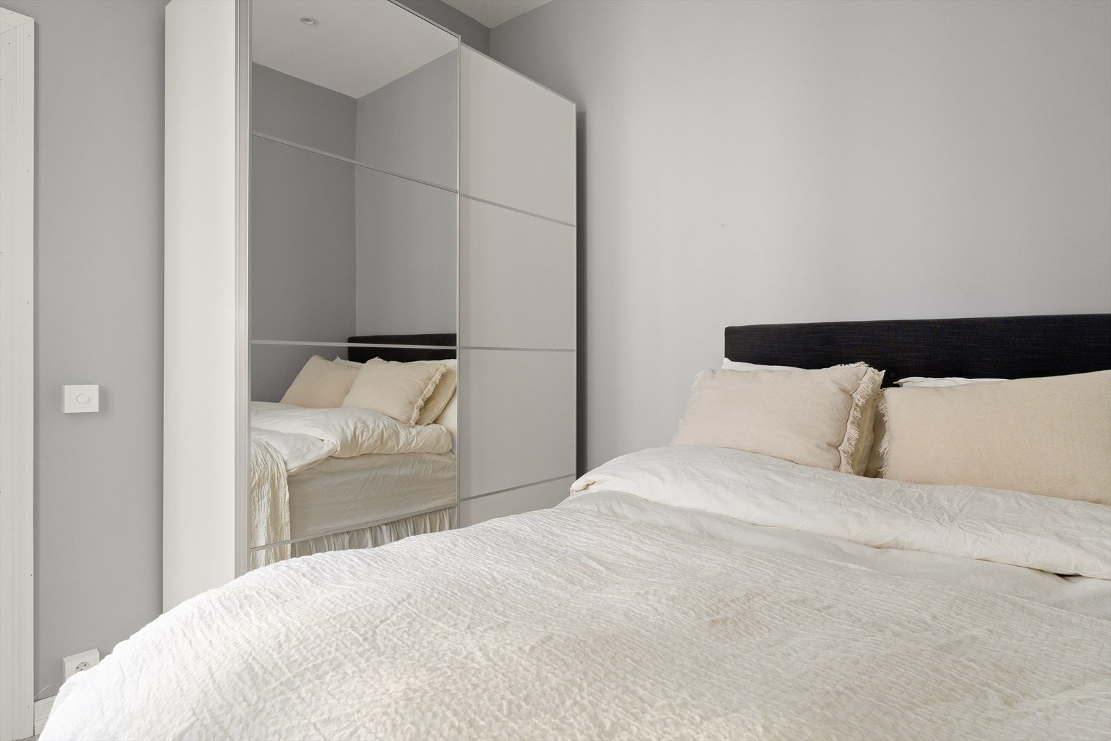 Her er det god plass til dobbeltseng og garderobe Galleribilde