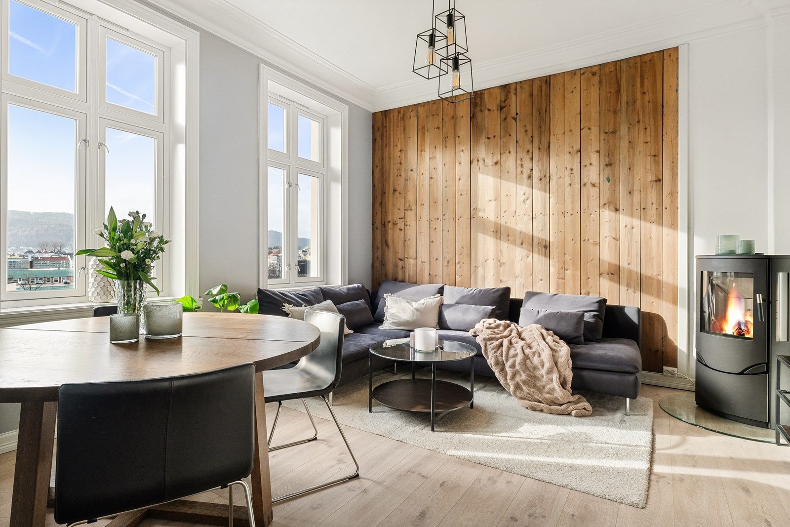 En pen og klassisk bygårdsleilighet med generøs takhøyde, peis og originale detaljer som listverk og rosett Galleribilde