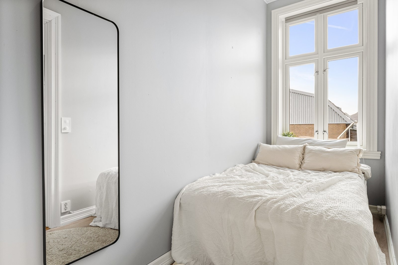 Soverom nr. 2 ligger vegg i vegg med stuen Galleribilde