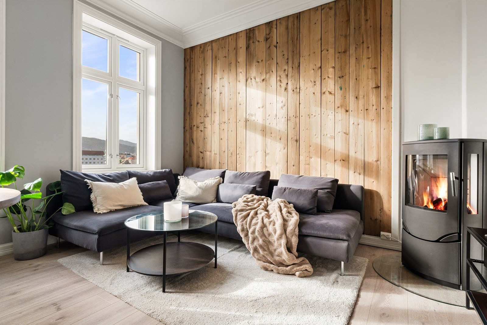 Veggene er malt i en behagelig og tidsriktig blåtone, med en kontrastvegg i stående plank Galleribilde