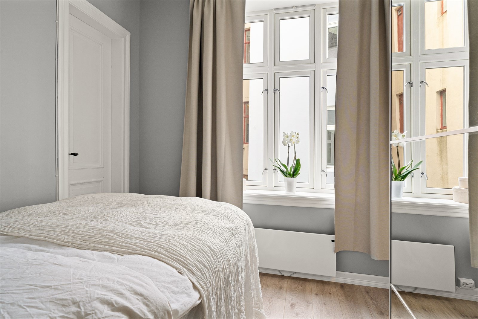 Soverommet er vendt mot en rolig bakgård Galleribilde