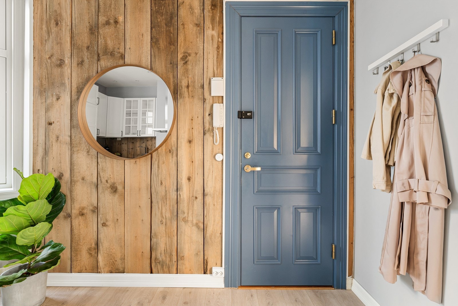 Allerede her får man et flott førsteinntrykk, med stående plank og en tidsriktig blåtone som er gjennomgående i leiligheten. Velkommen inn! Galleribilde