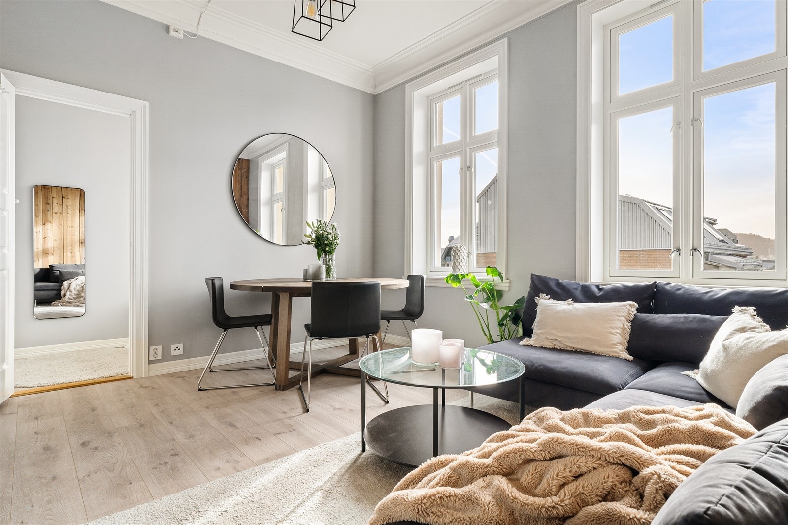 Stuen på ca. 16,5 m² har god plass til både sofagruppe og spiseplass Galleribilde