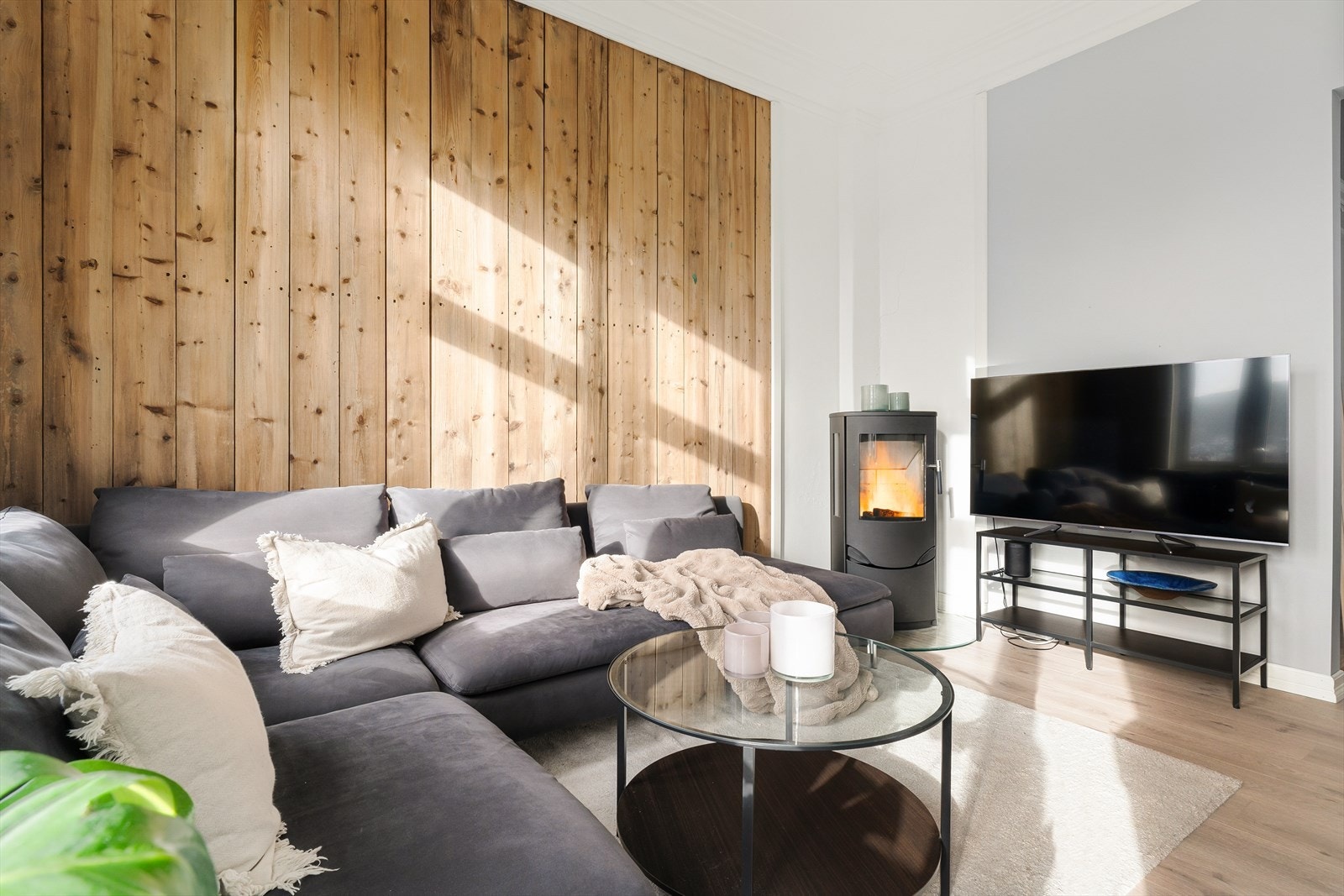 Peisovn skaper varme og hygge. NB - Peisen er ikke tilkoblet pipeløpet i dag. Dette må ny eier foreta dersom den skal brukes. Galleribilde