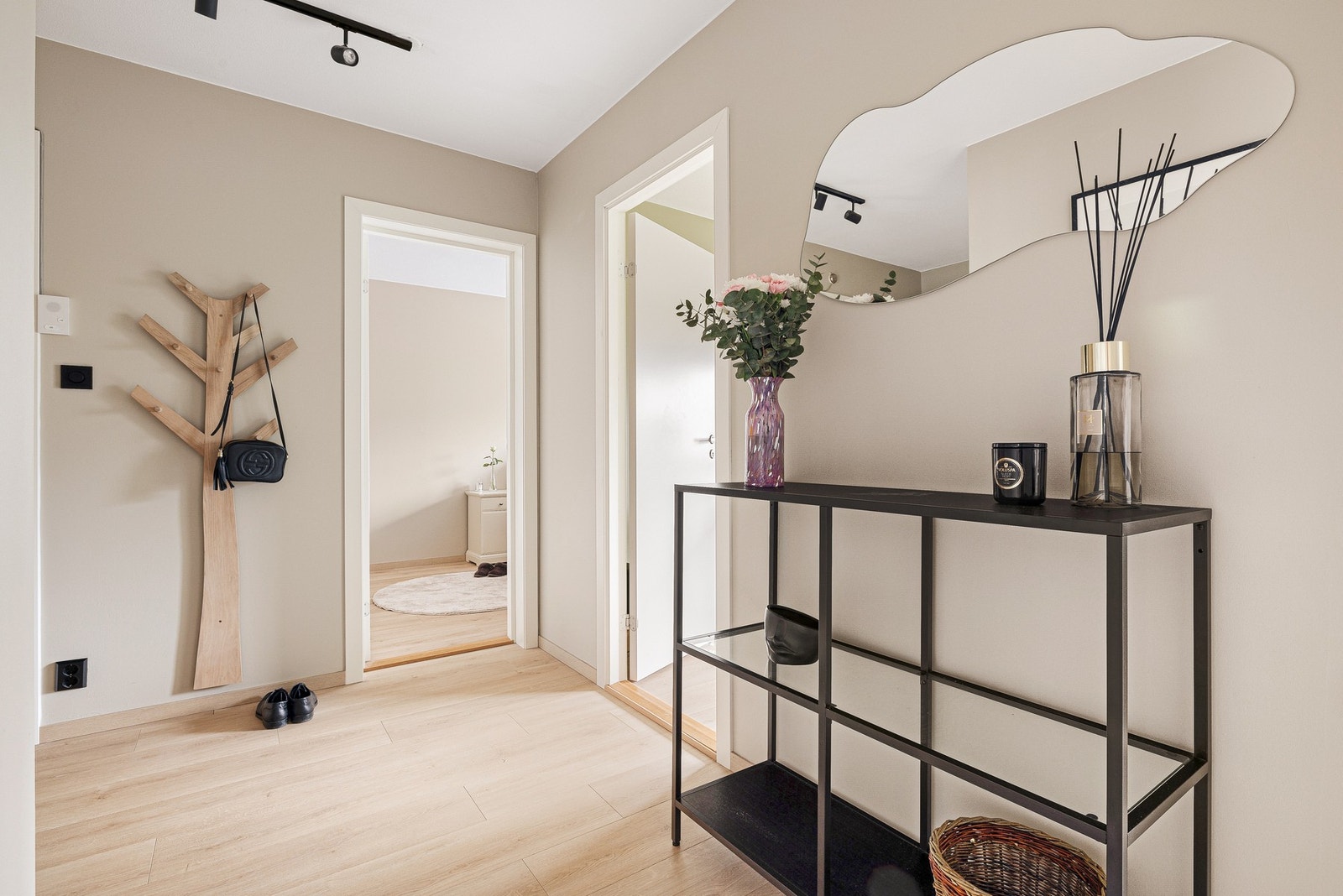 Velkommen inn til en gjennomgående moderne og flott leilighet Galleribilde