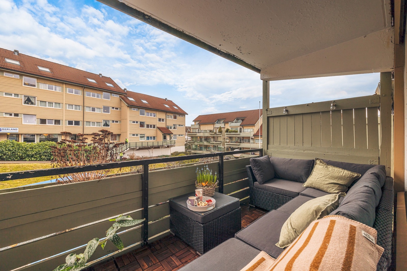 Altan vendt mot vest. Solrikt og med en trivelig utsikt over bilfritt nabolag Galleribilde