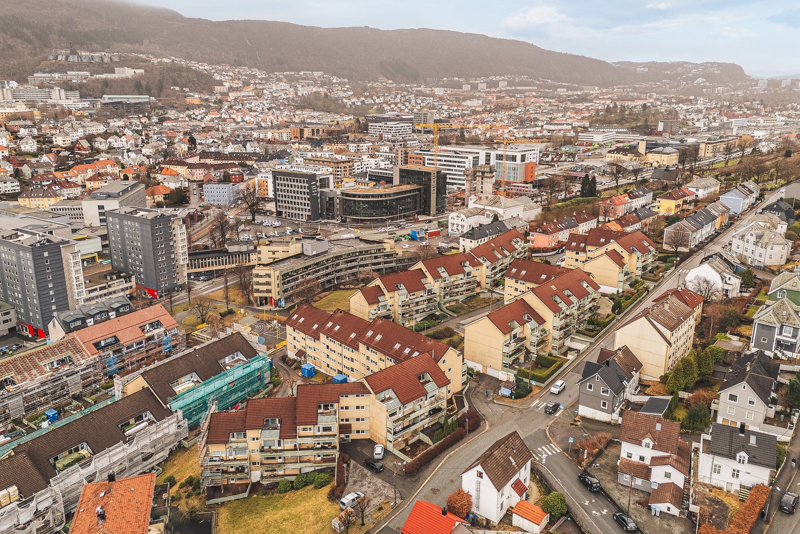 Leiligheten har en svært sentral beliggenhet med nærhet til kollektivtransport, Bergen sentrum, studieinstitusjoner, m.m. Galleribilde