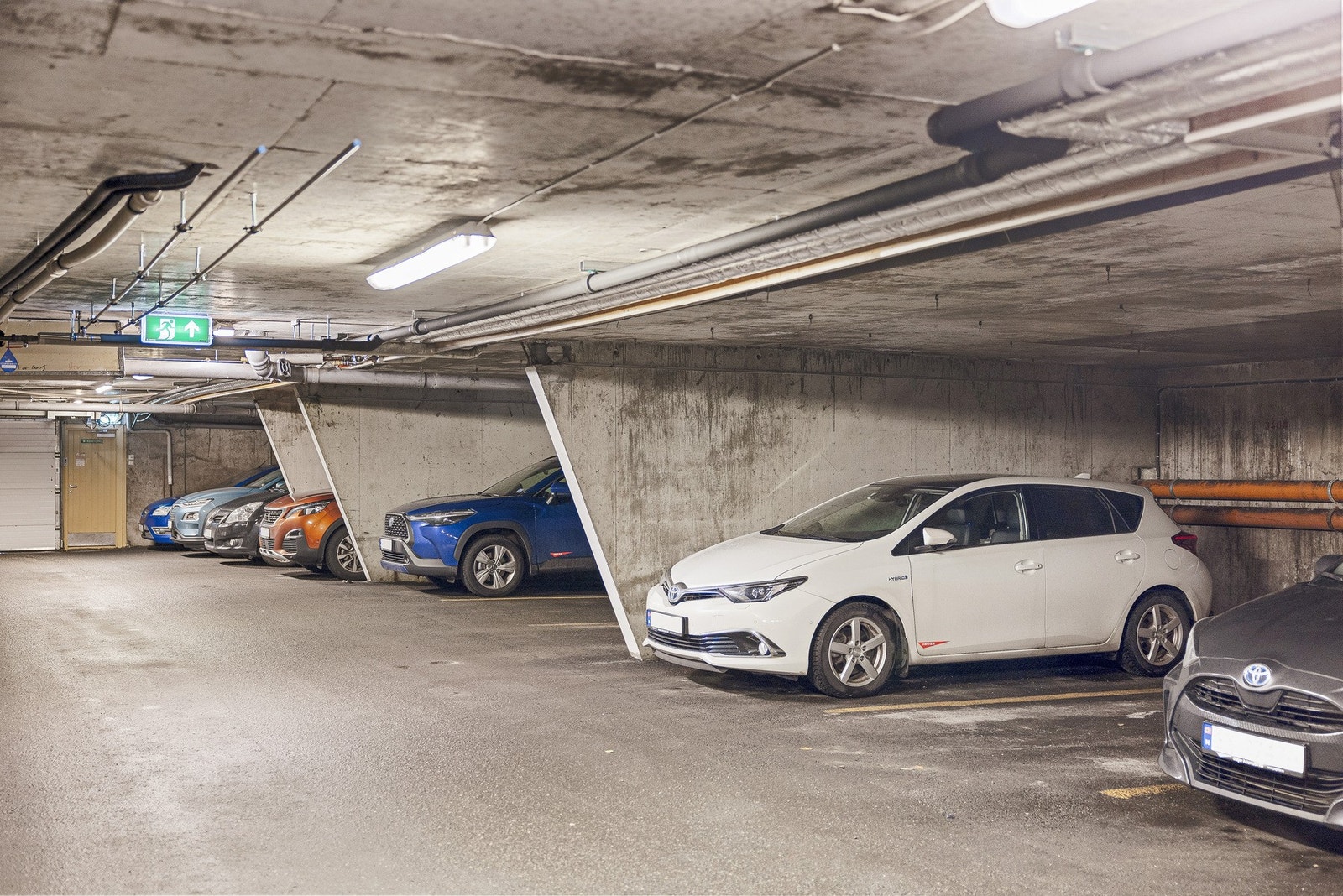 Fast parkeringsplass i borettslagets garasjeanlegg. Mulighet for å montere lader Galleribilde